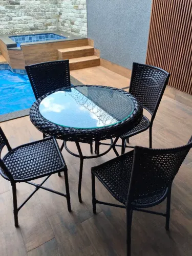 Vende-se mesadas com cadeiras 