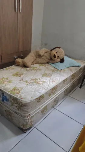 Vendi uma cama de solteiro box em perfeitas condições