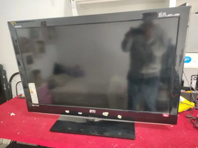 TV CCE 40" LE4052(A) - Não Liga - Para Peças ou Conserto