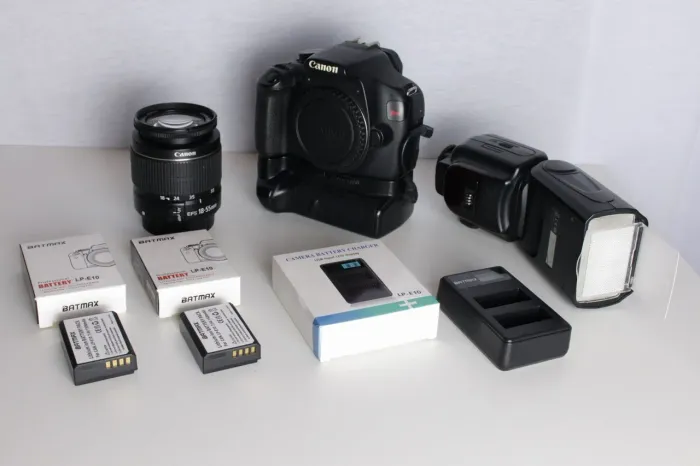 Canon T5 + flash e Acessórios 