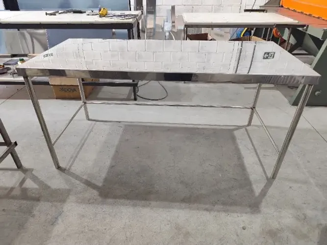 Bancada de trabalho em inox com espelho, 110×70×90cm e prateleira inferior 