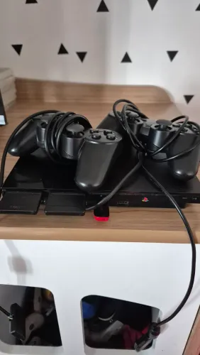 Ps2 completo 2 controles e vários jogos no pen drive funcionando perfeitamente com 2 contr