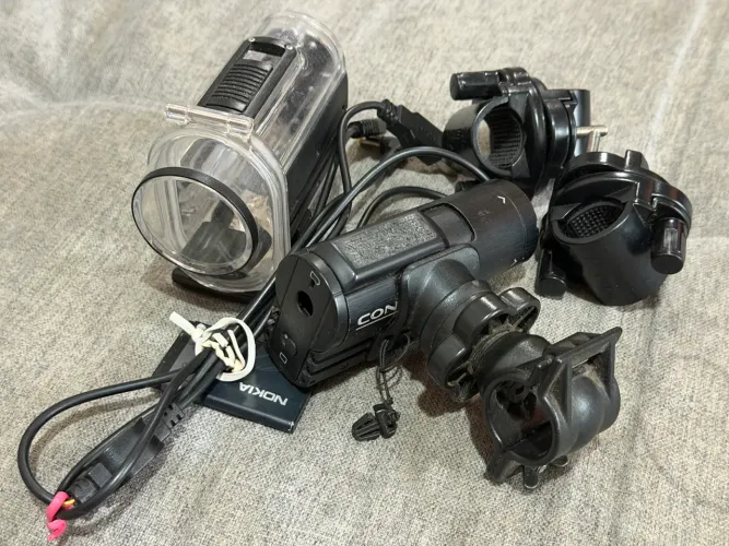 câmera esportiva mais antiga Contour, com:  * case estanque * suportes de guidão/capacete