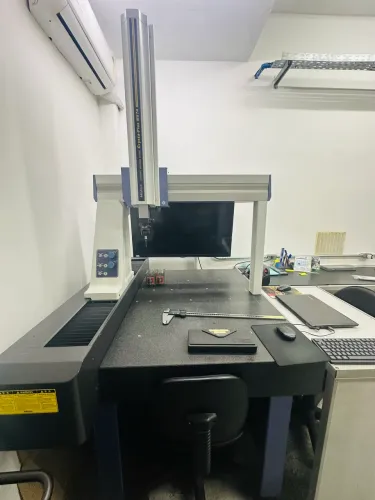 TRIDIMENSIONAL MITUTOYO CRYSTA-PLUS M574