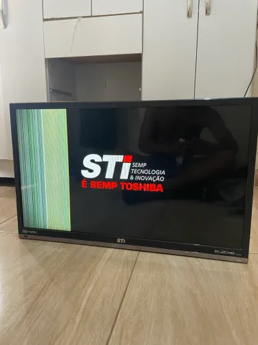 TV STI DLED HD SERIES - ESTÁ COM UM ROSADO NA LATERAL MAS FUNCIONANDO TUDO.  