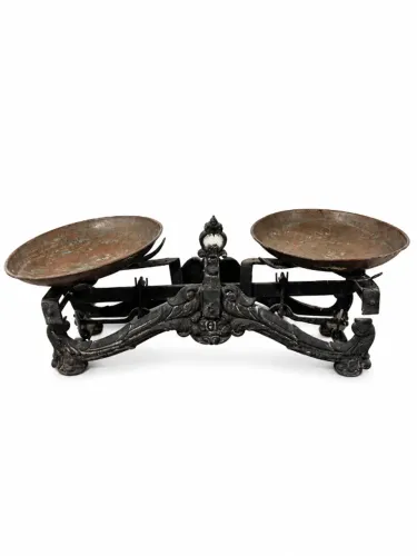 **Balança Antiga de Ferro Fundido com Pratos em Bronze - Peça de Coleção e Decoração Vinta