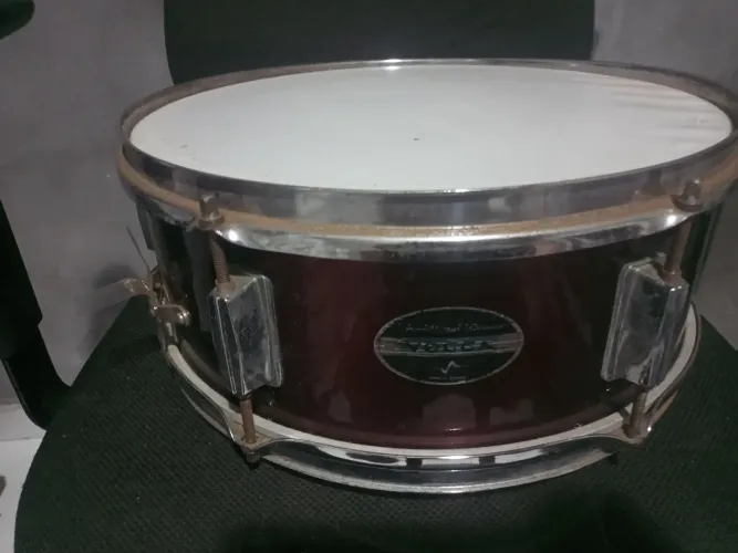 Caixa de bateria 14x5 com avaria na canoa (só trocar) e com pele velha.