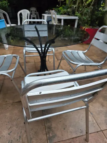 Vendo mesa com tampo de vidro e 4 cadeiras de alumínio