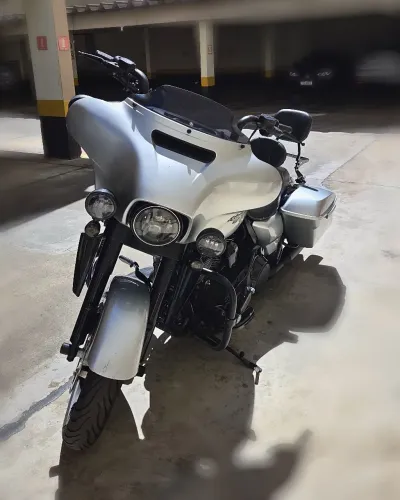 Harley Davidson Street Glide/FLHX 2014 - Uma máquina impecável 