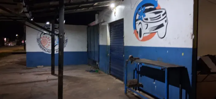 Vende-se está casa com 2 pontos de comércio na frente e atrás é a residência com 2quartos,