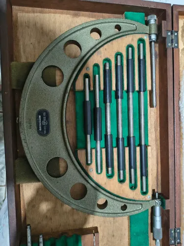 Vende-se um Micrômetro de 150 a 300 mm Mitutoyo.