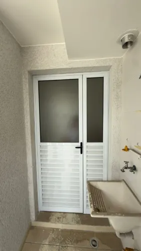 Porta de alumínio branco com vidro