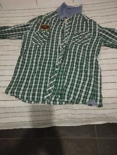 Estou vendendo uma camisa social cor xadrez muito bonita