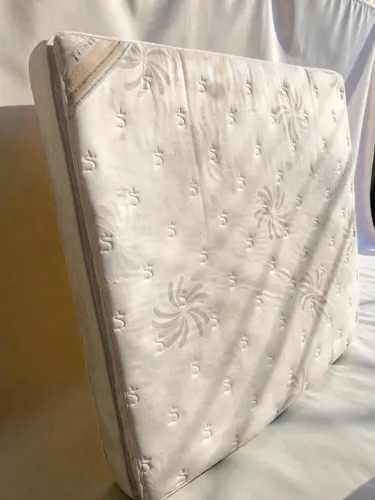 Colchão, 1,80x2,00, branco, em bom estado.