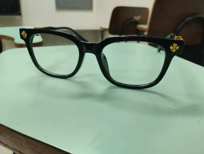 Armação preta com detalhe dourado
