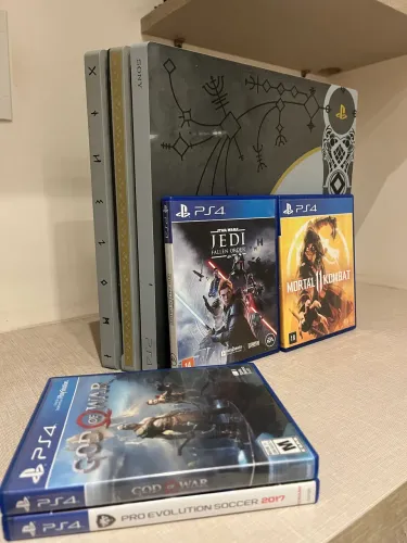 PlayStation 4 PRO (Edição Limitada God of War 2018) - Inclui Jogos e cabos