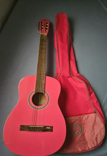 Violão de cor rosa