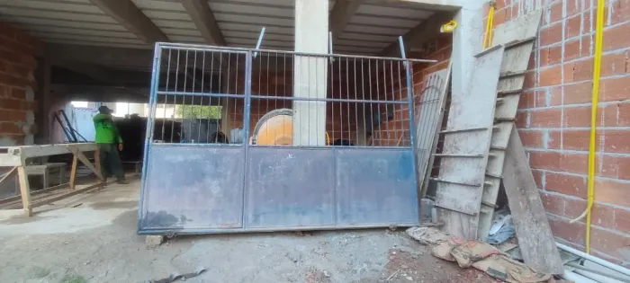 Portão de garagem com portão social 2,05 X 3,10 m