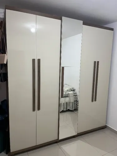 Guarda Roupa seminovo com espelho 