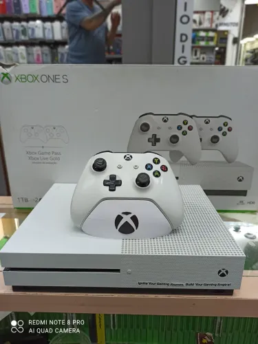 Xbox One S de 1TB, com jogos e um controle + garantia.