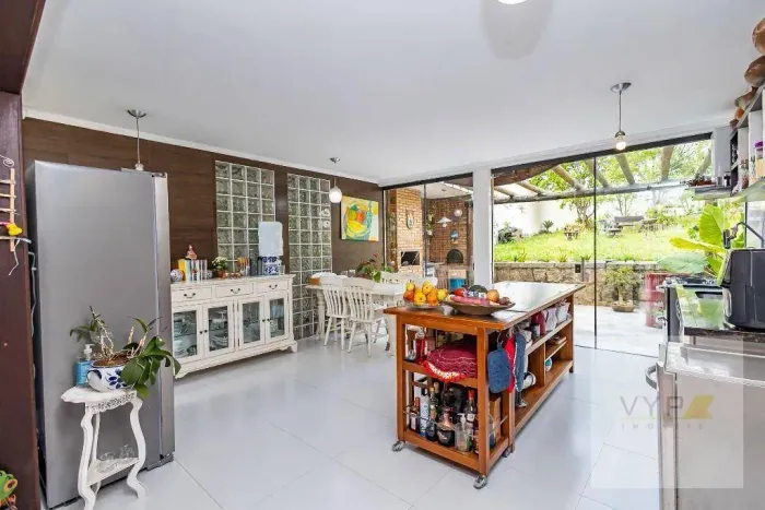 Casa com quintal grande no Pilarzinho