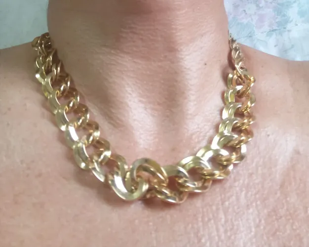 Vendo cordão em aço cirúrgico dourado lindo mede 52cm aberto e 26cm fechado