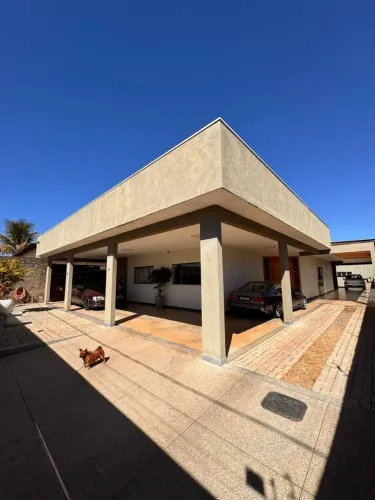Excelente Casa em lote de 800m com 3 Suítes na Rua do Bellavia