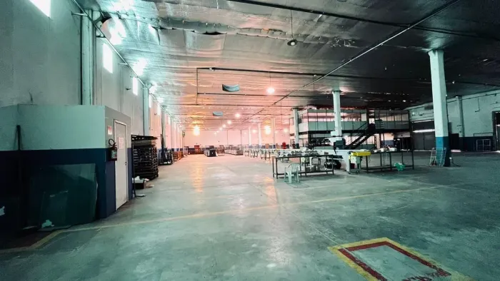 CIC: BARRACÃO LOGÍSTICO EM TERRENO DE 8600m² E PRÉDIO DE 3 ANDARES