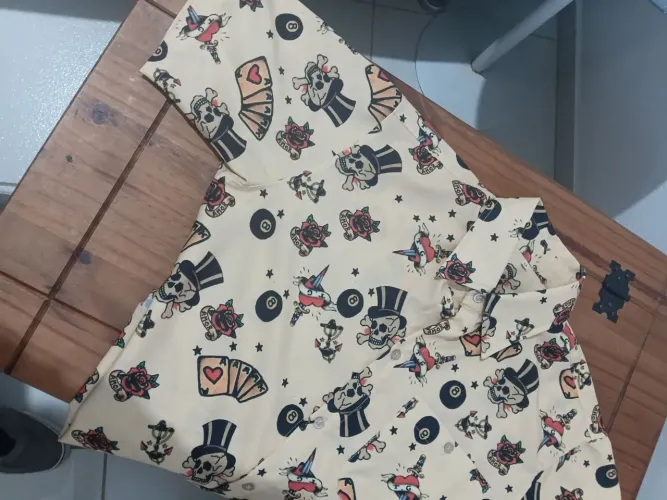 Camisa de botão estampa olá scool