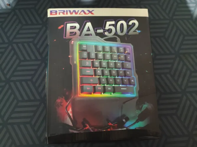  teclado gamer semimecânico de uma mão da marca Briwax, modelo BA-502.