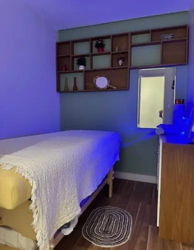 Alugo sala comercial com recepção e banheiro compartilhados