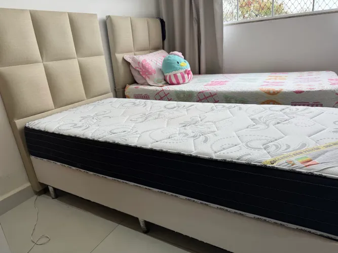 Vendo cama box solteiro em corino, com colchão de molas bom pastor e cabeceira de linho. 