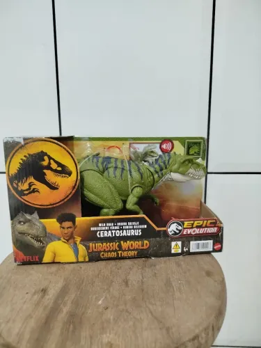 Ceratossauro Jurassic world lacrado