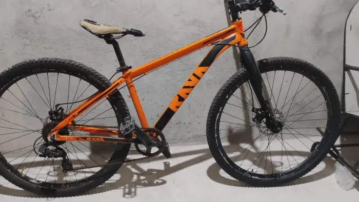 Bicicleta, cubo K7 de um 8V e garfo rígido