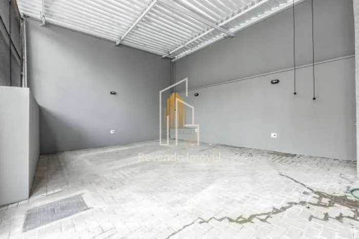 PRÉDIO COMERCIAL LOCALIZADO NO BOM RETIRO POSSUI 253M² COM 8 LOJAS E 7 STÚDIOS Á VENDA