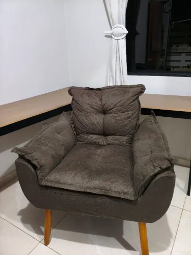 Poltrona estofada marrom
