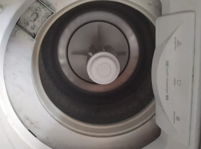 Vendo uma máquina de lavar para retirada de peças