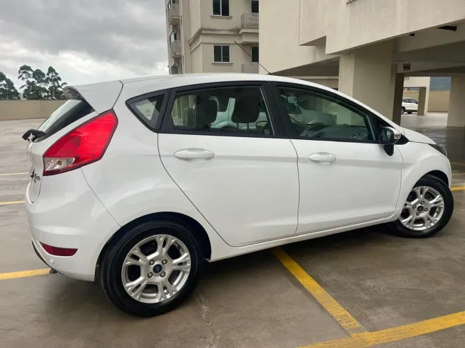 Ford Fiesta 1.6 16V Flex Aut. 5P 2016