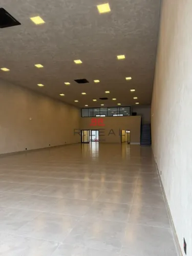 Barracão para aluguel com 454,96 m² na avenida do Lago Sul, Bauru - SP