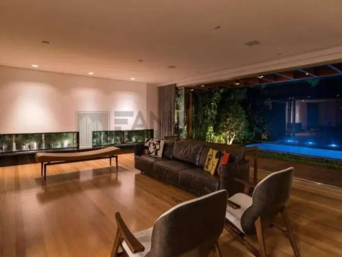 Vendo Belíssima casa de condomínio no Jd. Europa com 480 m² com 4 suítes e 4 vagas. Imóvel