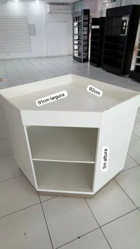 Balcão de canto para loja