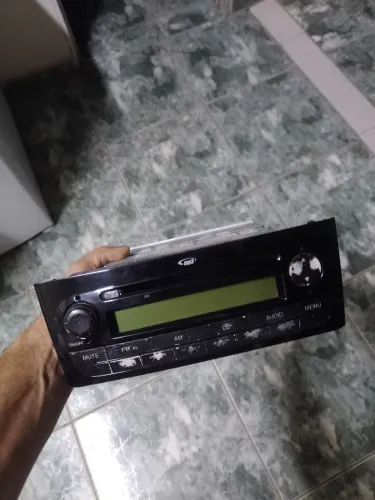 vende-se rádio do Fiat Punto com moldura
