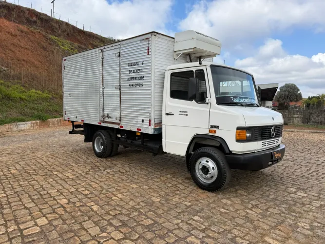 MB 709 BAÚ REFRIGERADO