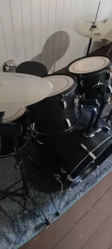 Bateria acústica profissional completa.