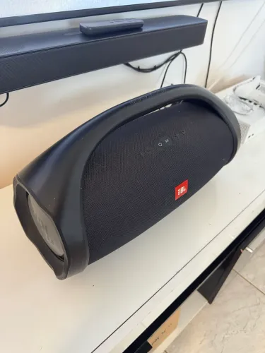 Vendo caixa JBL boombox original. Bem conservada c/ carregador original.