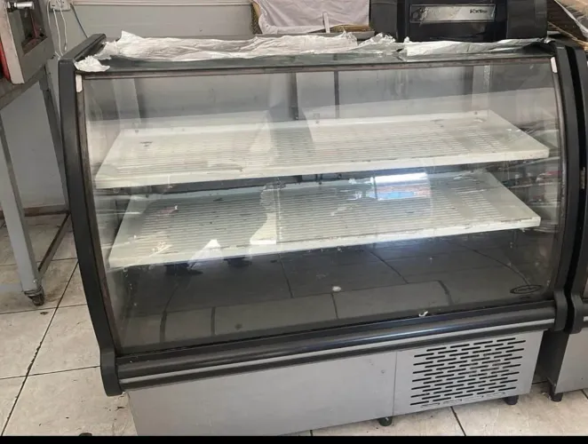 Vitrine Refrigerada Curva - Perfeita para Padarias, Confeitarias e Lanchonetes 