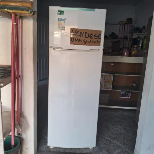 Estou vendendo esa geladeira para um amigo esta em ótimo estado de conservação