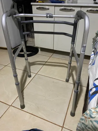 Vende se esse andador