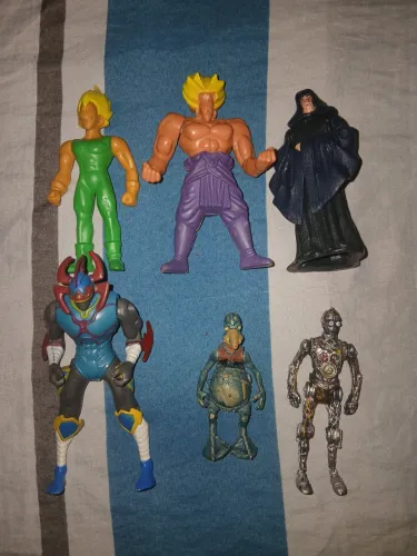 Brinquedos antigos diversos (Yu-Gi-Oh, Dragonball e Star Wars)