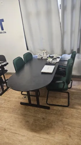 Mesa para escritório com 4 cadeiras
